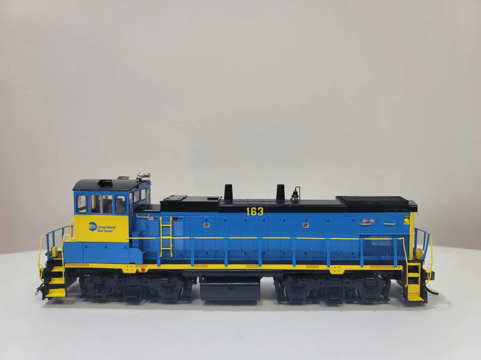 Athearn #G74627 MP15AC w/DCC & Sound, LIRR #163